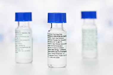 Liptovsky Hradok, Slovakya - 20 Nisan 2020: Küçük tıbbi şişeler üzerinde Remdesivir etiketi (konsept, gerçek ürün değil). GS-5734, Gilead Sciences tarafından geliştirilen antiviral bir ilaç.