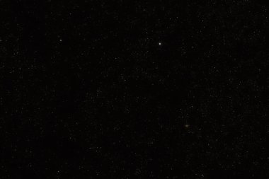 Gece gökyüzünde Ophiuchus takımyıldızından parlak Zeta Ophiuchi ile birçok yıldız, M107 küresel yıldız kümesi uzun pozlama fotoğraflarında görülebilir.