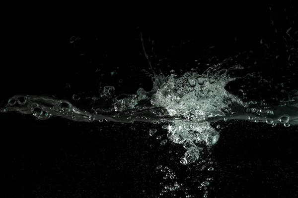 Salpicaduras de agua como su vertido en el tanque del acuario, fondo negro —  Fotos de Stock