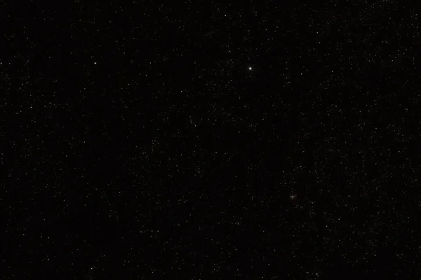 明るいゼータ・オピチを持つ夜空の多くの星Ophiucus, M107下部に見える球状星団長い積層露光写真 — ストック写真