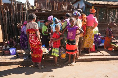 Toliara, Madagaskar - 05 Mayıs 2019: Bilinmeyen Malagasy yerlileri güneşli bir günde sokak pazarında yiyecek satıyor. Çok fazla dükkan yok, bu bölgede mal genellikle yol kenarında satılır..