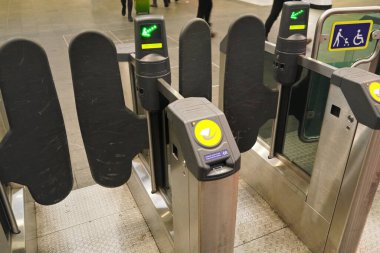 Londra, Birleşik Krallık - 01 Şubat 2019: Londra Köprüsü yeraltı istasyonundaki Oyster turnike kapılarının detayları. Elektronik biletli istiridye kartları çoğunlukla İngiltere 'nin başkentinde taşınmak için kullanılır.