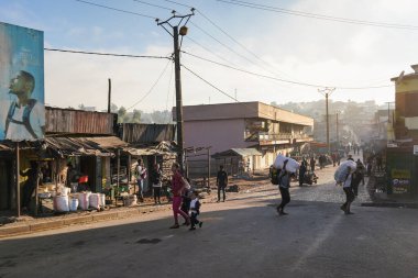 Nişanlısı Madagaskar - 06 Mayıs 2019: Haute Matsiatra Bölgesi 'nin başkentinde tipik bir sabah. İnsanlar tezgahlarını pazar için kuruyor, sokakta yürüyor, uzaktan sisli bir hava tahmin ediyor.