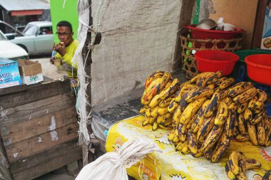 Antananarivo, Madagaskar - 24 Nisan 2019: Küçük olgun sarı muzlar - Madagaskar 'da popüler meyve, çünkü ucuz - sokak pazarında sergileniyor.