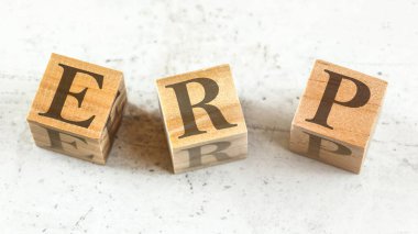 Üzerinde ERP harfi olan üç tahta küp beyaz tahta üzerinde Enterprise Kaynak Planlama anlamına geliyor..