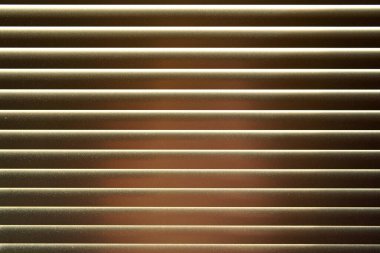 Metal pencere perdeleri, bazı ışık yansımaları görünür toz, soyut geometrik arkaplan