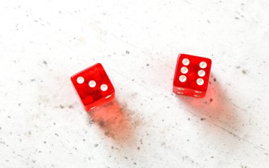 Orta saha 9 'u gösteren iki kırmızı zar. Nina (3 ve 6 numara) beyaz tahta üzerinde.