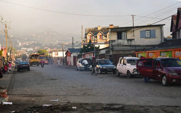 Fianarantsoa Madagaszkár 2019 Május Reggeli Jelenet Fianarantsoában Utcán Sétáló Emberek — Stock Fotó