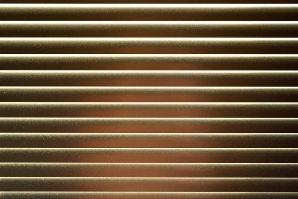 金属窗百叶窗上的细节 一些光线反射在上面 灰尘可见 抽象的几何背景 — 图库照片