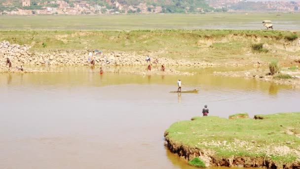 Antananarivo Madagascar Mayo 2019 Los Malgaches Locales Lavan Ropa Río — Vídeo de stock