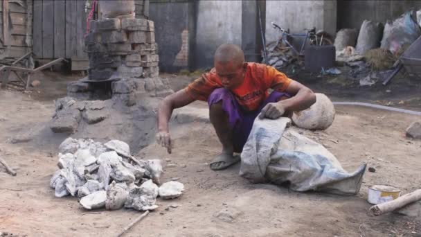 Ambatolampy Madagascar Abril 2019 Homem Malgaxe Desconhecido Agachado Chão Coletando — Vídeo de Stock