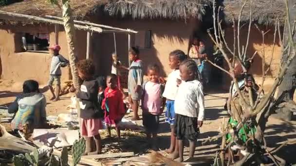 Ilakaka Madagascar Avril 2019 Groupe Enfants Malgaches Debout Sur Une — Video