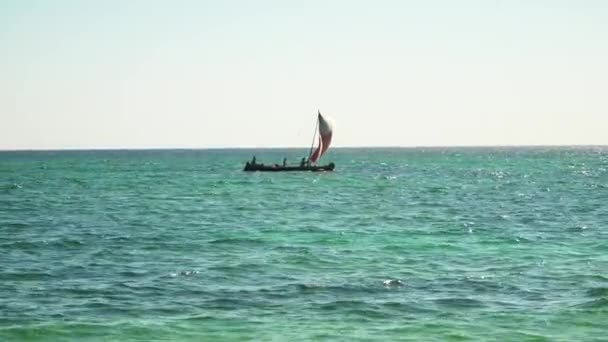Anakao Madagaskar Mei 2019 Lone Piroga Traditionele Kleine Vissersboot Met — Stockvideo