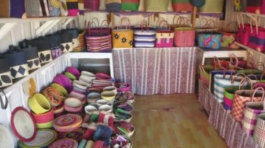 Antananarivo, Madagaskar 'daki yerel pazarda sergilenmekte olan el yapımı eşyalar, çoğunlukla sepetler ve çantalar.