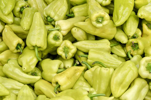 Heap of pointed sweet white bell peppers displayed on food market, closeup detail — Stock Photo, Image