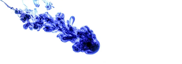 Blauwe inkt geïnjecteerd in water uit spuit, kleur mengen met water maken abstracte vormen, banner met ruimte voor tekst rechterkant — Stockfoto