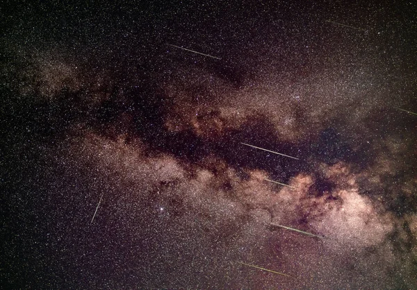 Meteorregen over de Melkweg in de omgeving van Aquila constellation - foto — Stockfoto