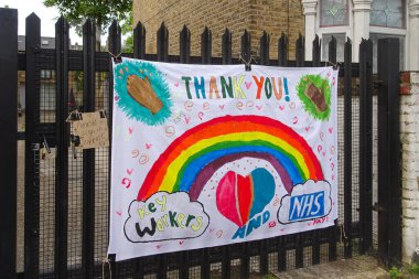 Londra, Birleşik Krallık - Mayıs 04, 2020: Ulusal Sağlık Servisi 'ne ve Lewisham' daki metal çitlerde 19 Mayıs salgını sırasında sergilenen önemli işçilere minnettarlık göstergesi olarak gökkuşaklı büyük pankart