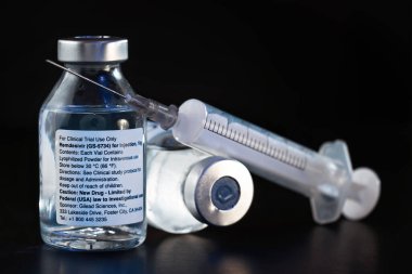 Liptovsky Hradok, Slovakya - 18 Mayıs 2020: Aşı şişeleri üzerinde Remdesivir etiketi (gerçek ürün değil konsept). GS-5734, Gilead Sciences tarafından geliştirilen antiviral bir ilaç.