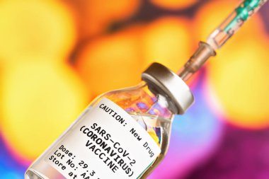Coronavirus covid-19 aşı konsepti - gümüş kapaklı şırınga enjeksiyonlu cam şişe, canlı renk bulanık arka plan (çıkartma kendi tasarımıdır - gerçek ürün değil)