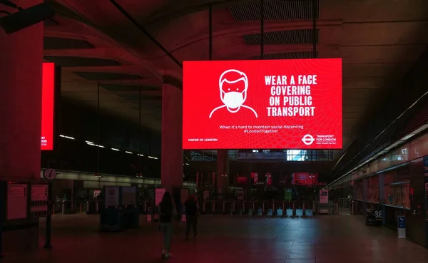 Londres Reino Unido Junio 2020 Anuncio Pantalla Roja Brillante Estación —  Fotos de Stock