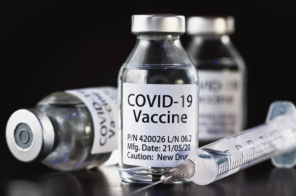 Coronavirus Covid Концепції Вакцини Три Скляних Флакони Чорному Столі Гіподермічний — стокове фото