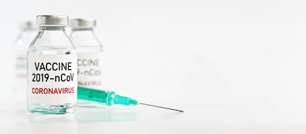 Пляшки Коронавірусною Вакциною Білому Столі Концепція Власна Наклейка Реальний Продукт — стокове фото