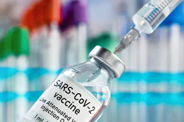 SarsのCov 2ワクチン 自分のデザインではなく 実際の製品 銀キャップと小さなガラスのバイアル 注射用の低酸素注射針 研究室の機器の背景をぼかした コロナウイルス治療の概念 — ストック写真