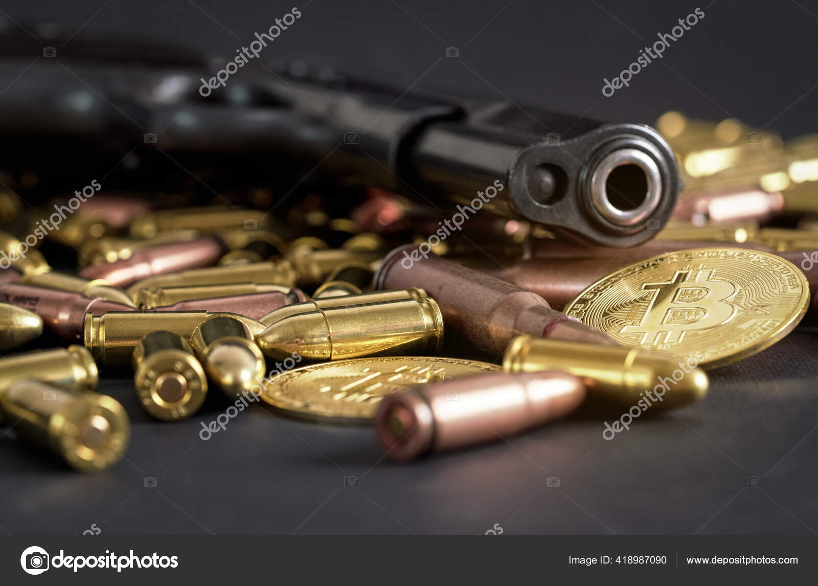 검은 탁자 위에 산재해 있는 청동 과 황동 총 총알, 검은 권총 통, 무기 개념을 구입하기 위해 암호 화폐를 불법적으로 사용하는 근처  의금 비트코인 — 스톡 에디토리얼 사진 © lubo.ivanko #418987090