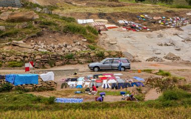 Farariana, Madagaskar - 25 Nisan 2019: nehirde yıkanan çamaşırlar kayalık ve çalılıklarda kuruyor. Çoğu insanın çamaşır makinesine parası yetmediği için, kötü huylu insanlar genelde çamaşırlarını yıkarlar.