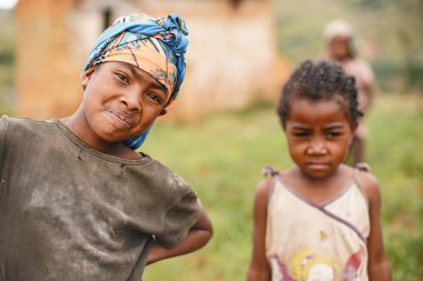 Mahatsanda, Madagaskar - 26 Nisan 2019: Giyinik gömlekli küçük bir çocuk kameraya bakıyor. Madagaskar 'daki insanlar, özellikle Malagasy' deki çocuklar fakir ama neşelidir.