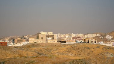 Mekke 'nin banliyölerindeki tipik Arap mimarisi, Suudi Arabistan, bulutlu - toz ve kum - gökyüzü