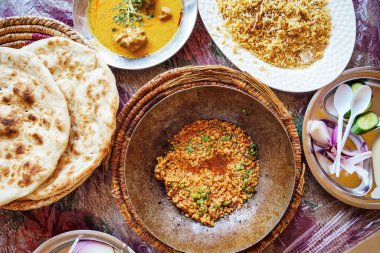 Basit bir Pakistan restoranında tipik Arap yemeği, mercimek, pitta flatbread, pilav ve çorba - yukarıdan manzara