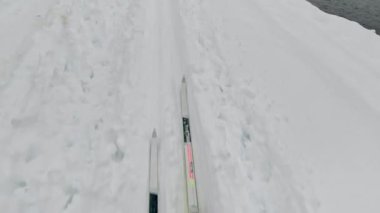Nehir kenarındaki geçici pistte arka kros kayağı, kayak için kamera görüntüsü