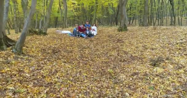 快乐的家庭在森林里享受美好的秋天的一天 — 图库视频影像