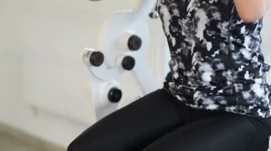 Spor salonunda karın makine kullanan kişiler