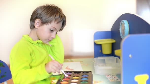 Einsames Kind Malt Kindergarten — Stockvideo