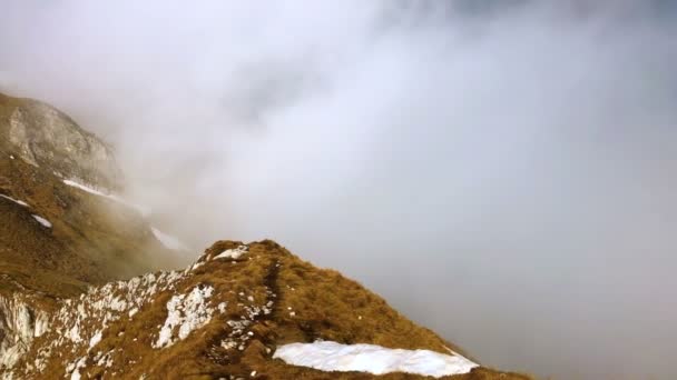 山の尾根上の避難所 右側の雲壁のビュー — ストック動画