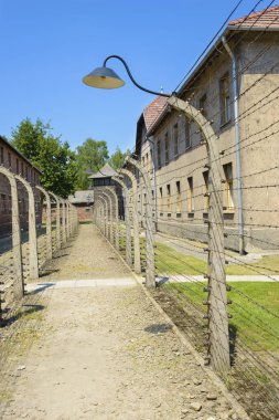 Oswiecim, Polonya - 1 Haziran 2018: Toplama kampı çitler çift telli