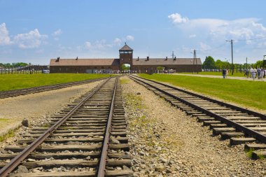 Oswiecim, Polonya - 1 Haziran 2018: Toplama kampı Auschwitz Birkenau'da demiryolu giriş