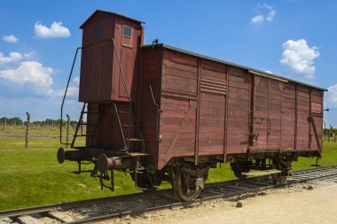 Oswiecim, Polonya - 1 Haziran 2018: Sürgün vagon Auschwitz Birkenau'da Birkenau Auschwitz toplama kampında, Polonya