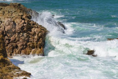 Bir ada, dalgalar üzerinde kırma havadan görünümü
