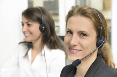 Frendly kadın müşteri hizmetleri telefon onun masasında sırasında
