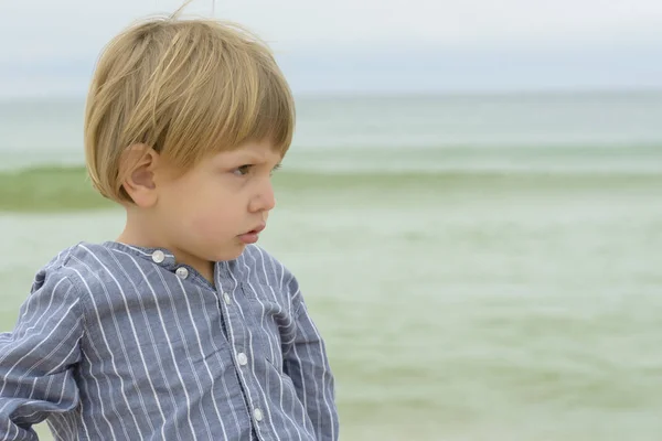 Симпатичный Расстроенный Мальчик Выглядит Серьезным Берегу Моря — стоковое фото
