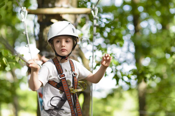 Glückliches Kind Klettert Auf Hochseil Abenteuerpark — Stockfoto