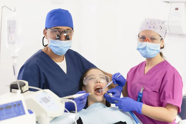 Dentsit Team Using Implant Electronic Device Young Beautiful Woman Patient — Stock Photo, Image