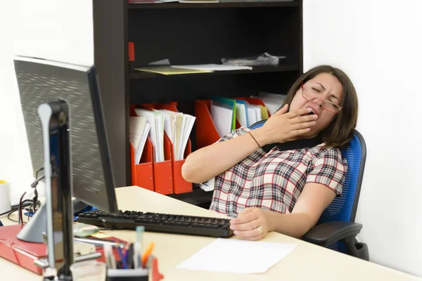 Сонная Женщина Работает Офисе Печатает Пользуется Компьютером — стоковое фото