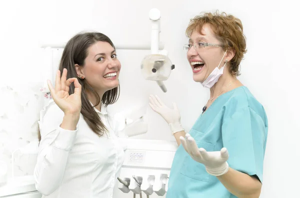 Una Joven Feliz Después Visita Dentista — Foto de Stock