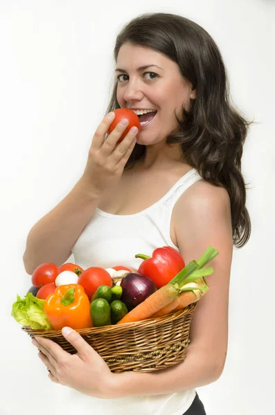 Красивая Молодая Женщина Держит Корзину Овощами — стоковое фото