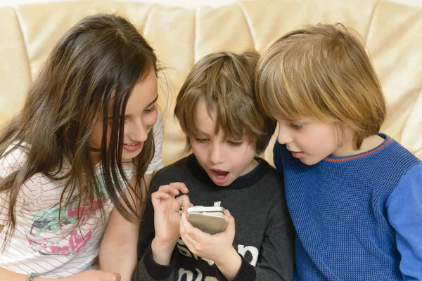 Nette Kinder Die Spaß Smartphone Haben — Stockfoto